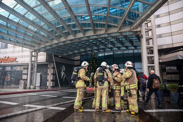 İstanbul'da Bir AVM'de Yangın Çıktı