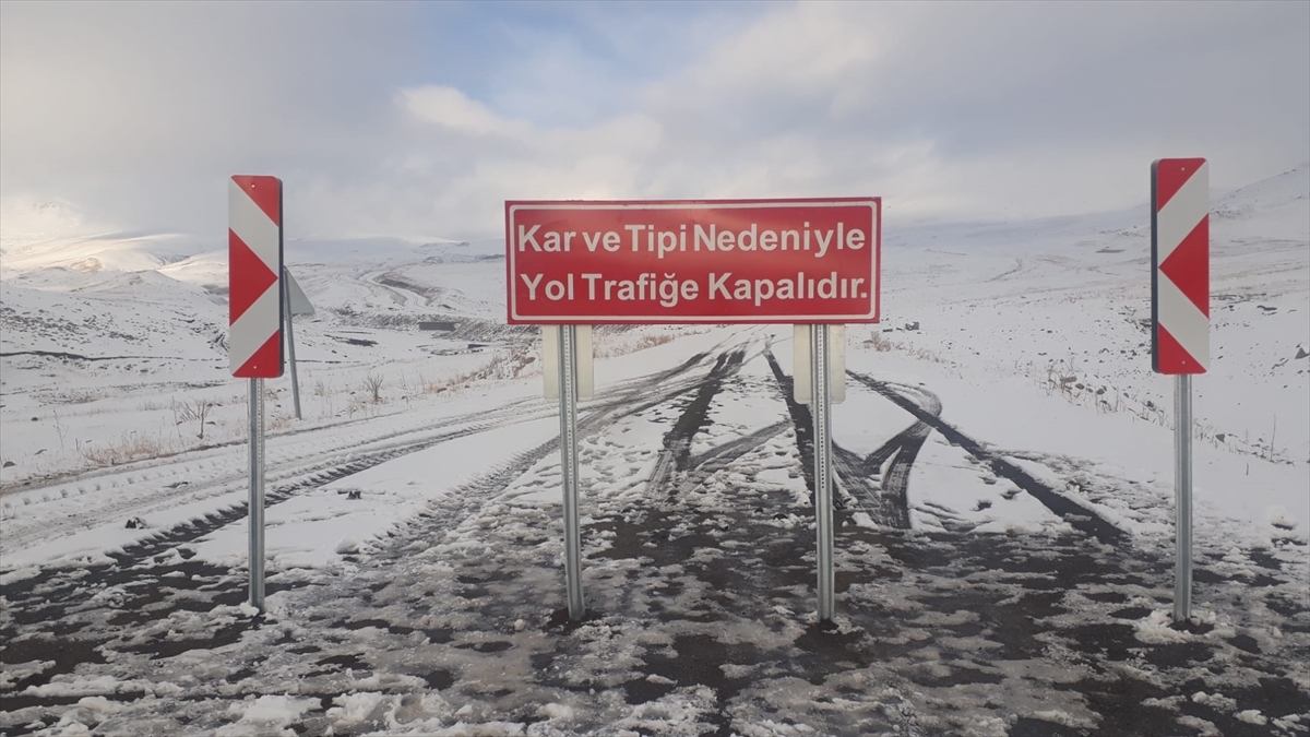 Selim-Göle Kara Yolu Kar Ve Tipi Nedeniyle Ulaşıma Kapatıldı