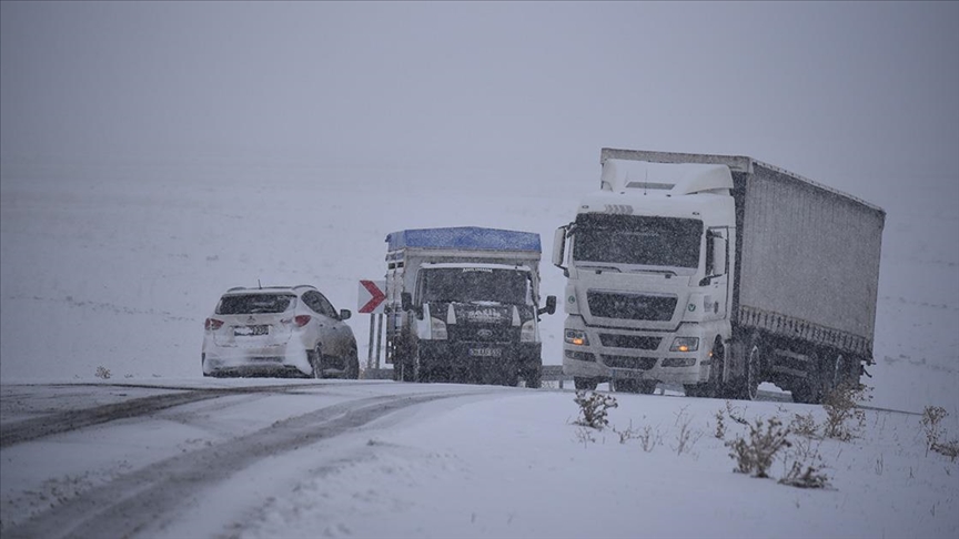 Erzincan'da Kar Nedeniyle Kara Yollarında Ulaşım Kontrollü Sağlanıyor