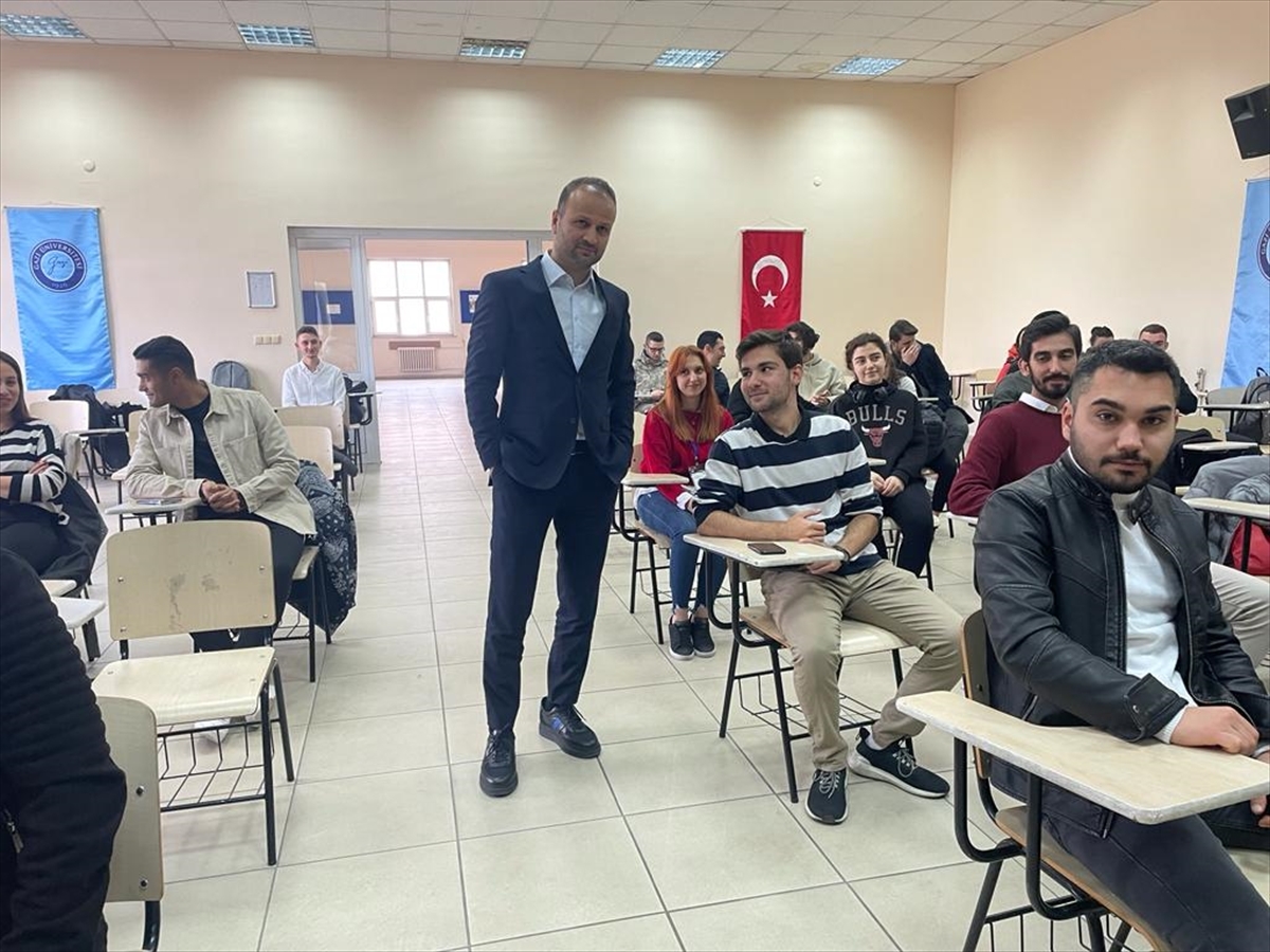 Eski İstanbulspor Teknik Direktörü Osman Zeki Korkmaz, Gazi Üniversitesi'nde Öğrencilerle Buluştu