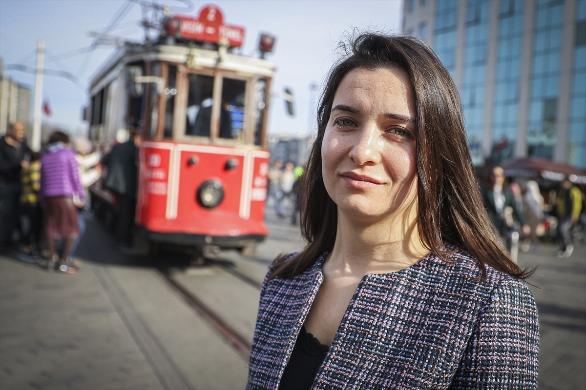 Suriyeli Kadın Yönetmen, Suriyelilerin Bombalardan Kaçmak İçin Ülkelerini Terk Ettiğini Söyledi