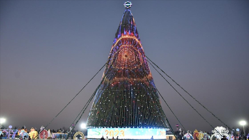 Türkmenistan’daki 43 Metrelik Yeni Yıl Ağacının Işıkları Yakıldı