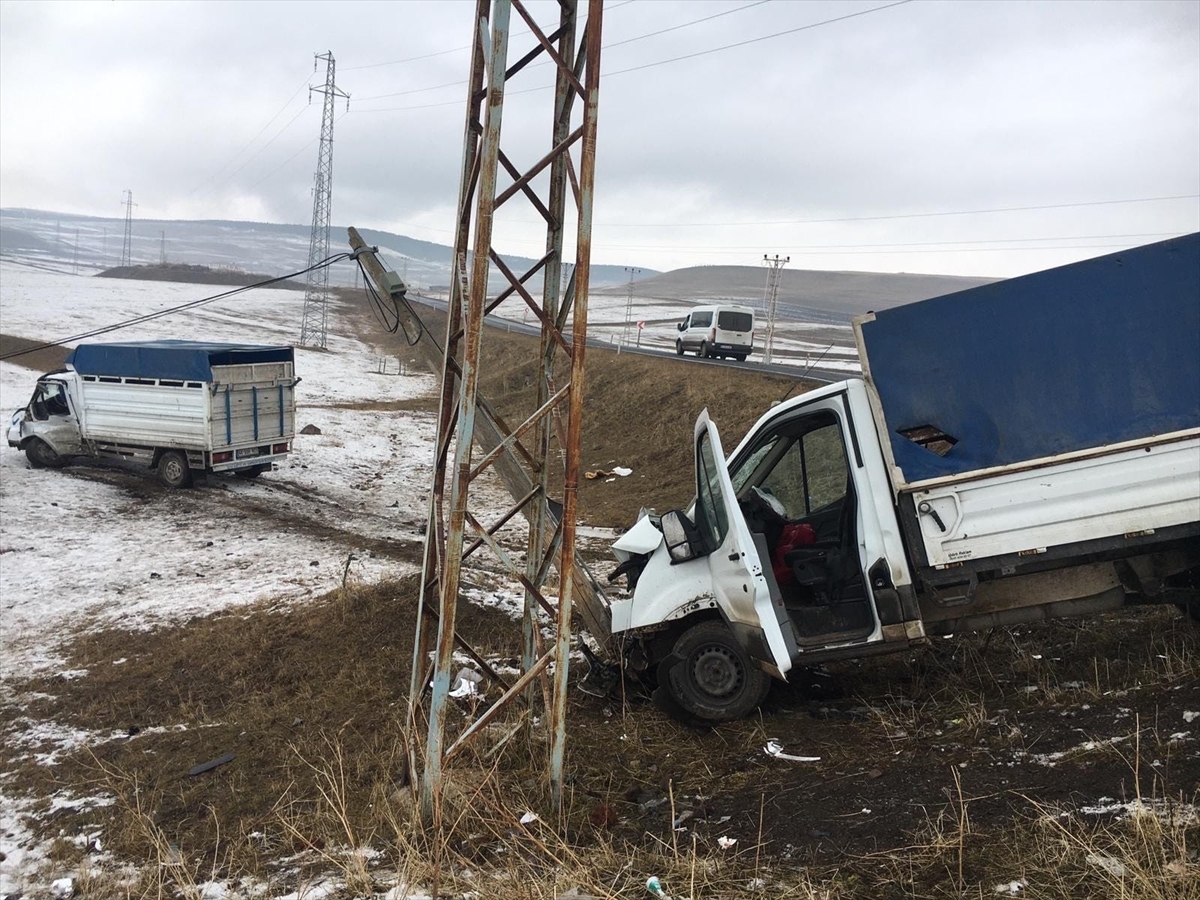 Ardahan'da İki Kamyonetin Çarpıştığı Kazada 4 Kişi Yaralandı