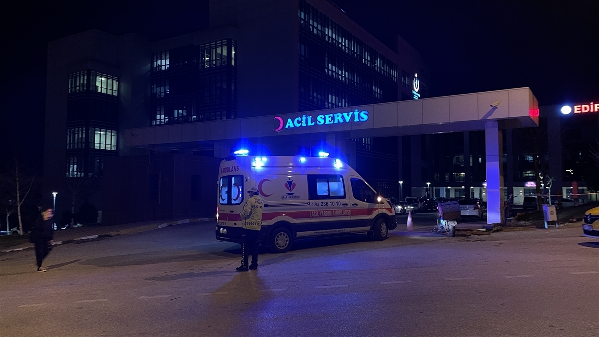 Edirne'de Otomobille Çarpışan Motosikletteki Kurye Yaralandı