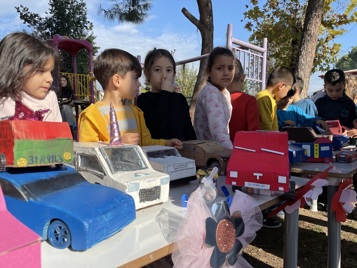 Hatay'da Anaokulu Öğrencilerinin Atıklardan Yaptığı Oyuncak Araçlar Sergilendi