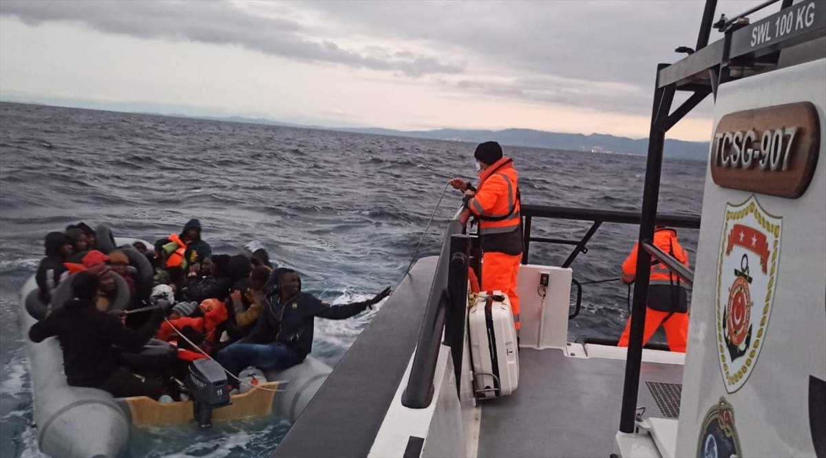 İzmir Açıklarında 59 Düzensiz Göçmen Kurtarıldı