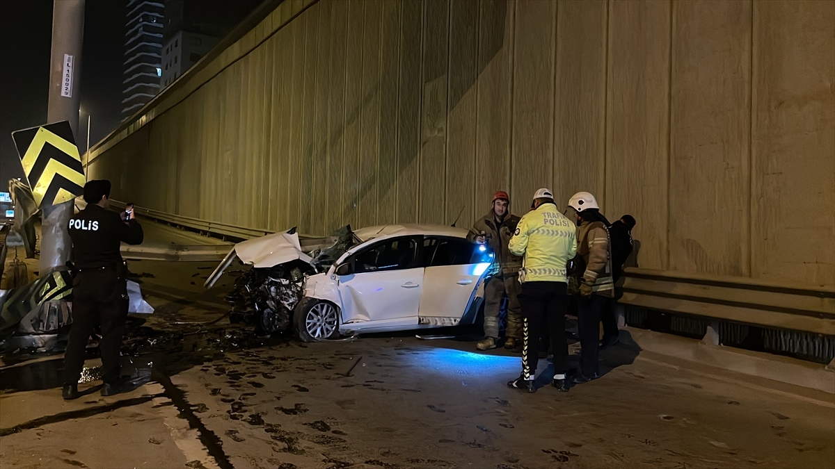 Kadıköy'de Bariyerle Çarpan Otomobilin Sürücüsü Olay Yerinden Kaçtı