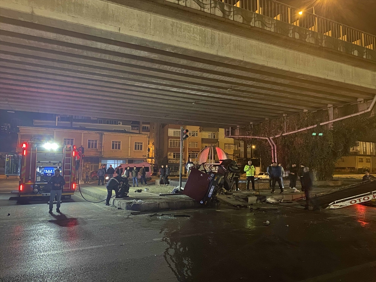 Samsun'da Minibüs İle Otomobilin Çarpıştığı Kazada 1 Kişi Öldü, 4 Kişi Yaralandı
