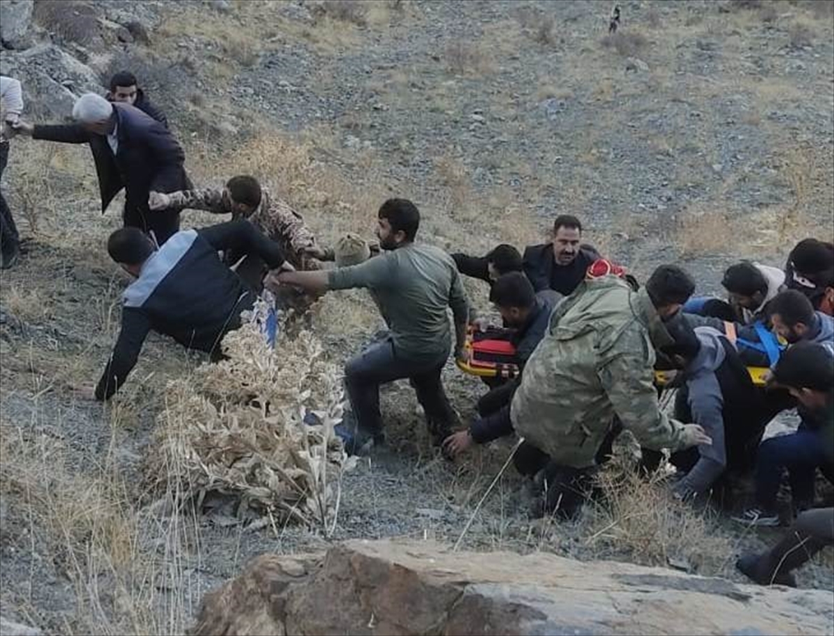Siirt'te Uçuruma Yuvarlanan Kamyonetteki 2 Kişi Ağır Yaralandı