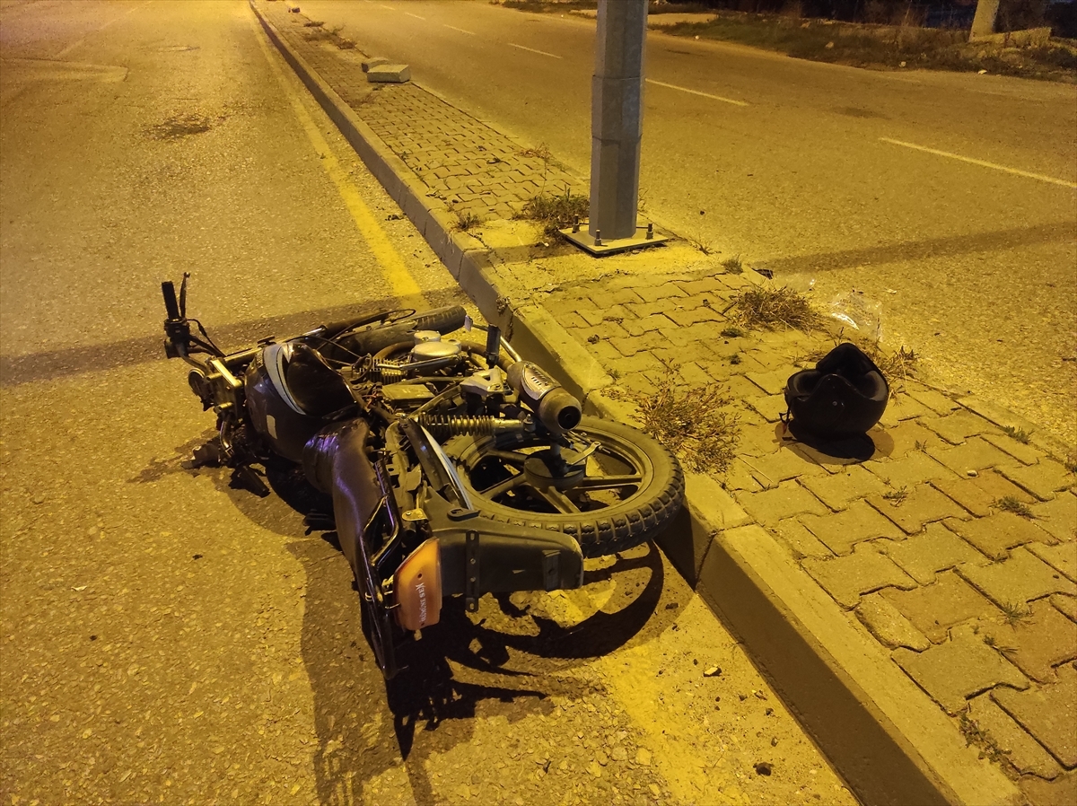 Manisa'da Refüje Çarpan Motosikletin Sürücüsü Ağır Yaralandı