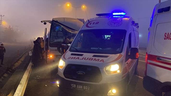 Tekirdağ'da İşçi Servis Midibüsü İle Tırın Çarpıştığı Kazada 12 Kişi Yaralandı