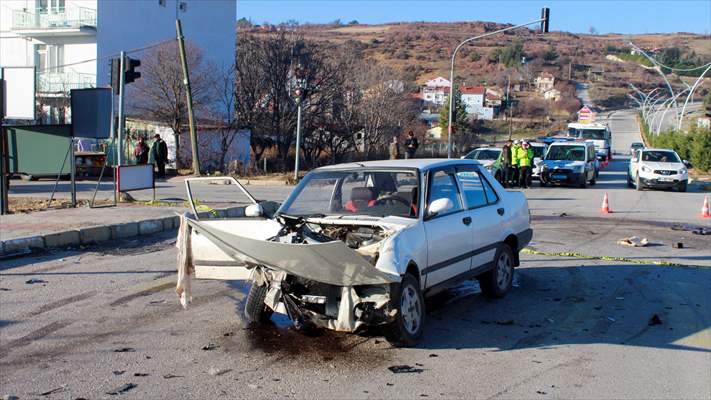 Uşak'ta İki Otomobilin Çarpıştığı Kazada 1 Kişi Öldü, 3 Kişi Yaralandı