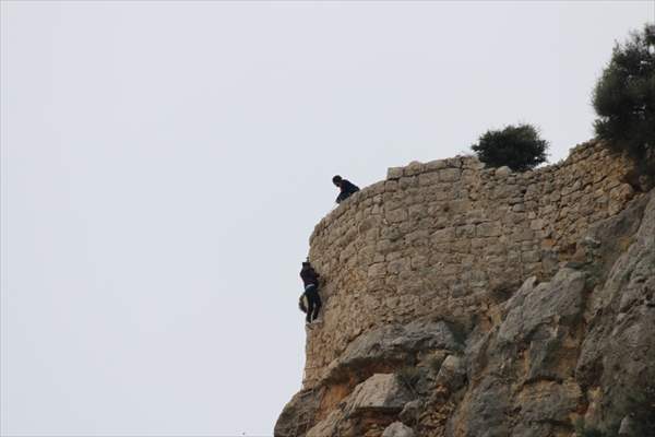 Adana'da Kozan Kalesi'ndeki Kayalıklarda Mahsur Kalan Genç Kurtarıldı