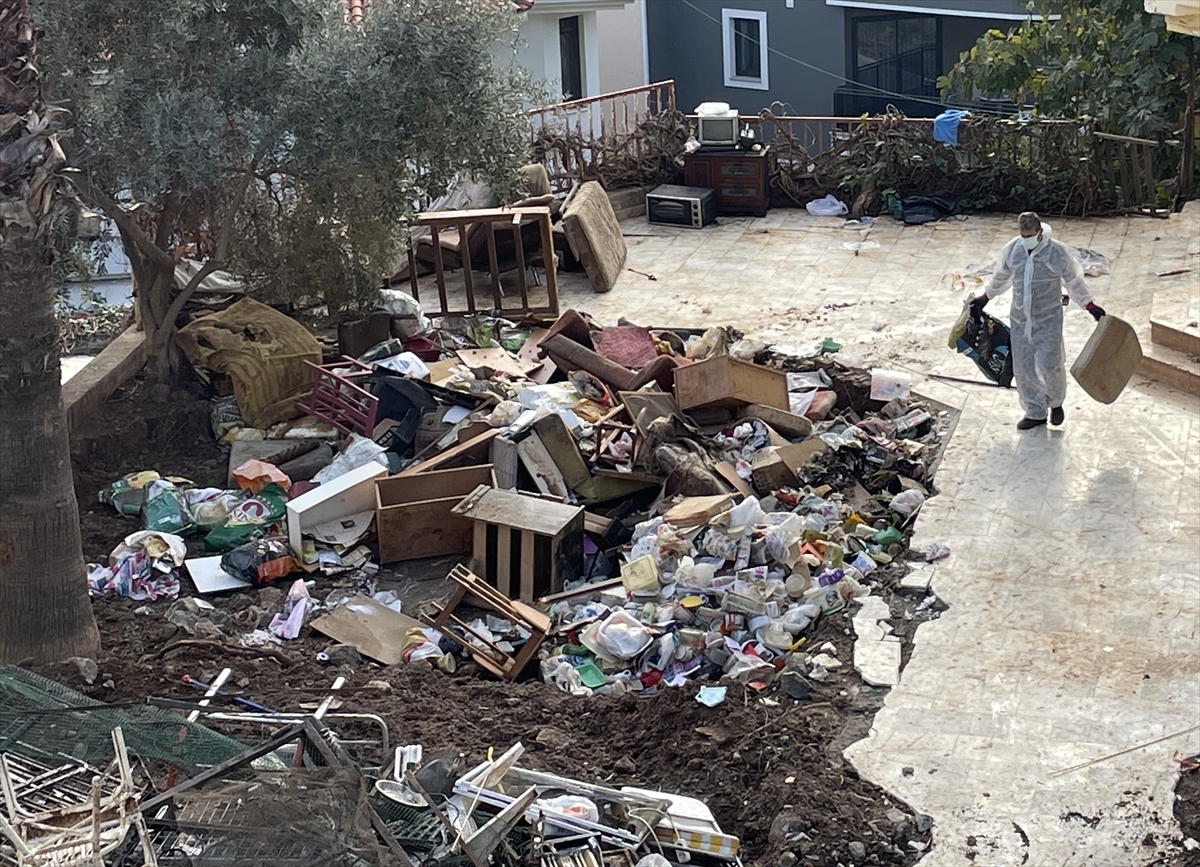 Muğla'da Kedi Ve Köpek Ölülerinin Bulunduğu Evden 2 Kamyon Çöp Çıkarıldı