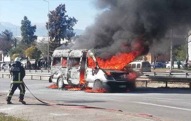 Antalya'da Seyir Halindeyken Alev Alan Minibüs Kullanılamaz Hale Geldi