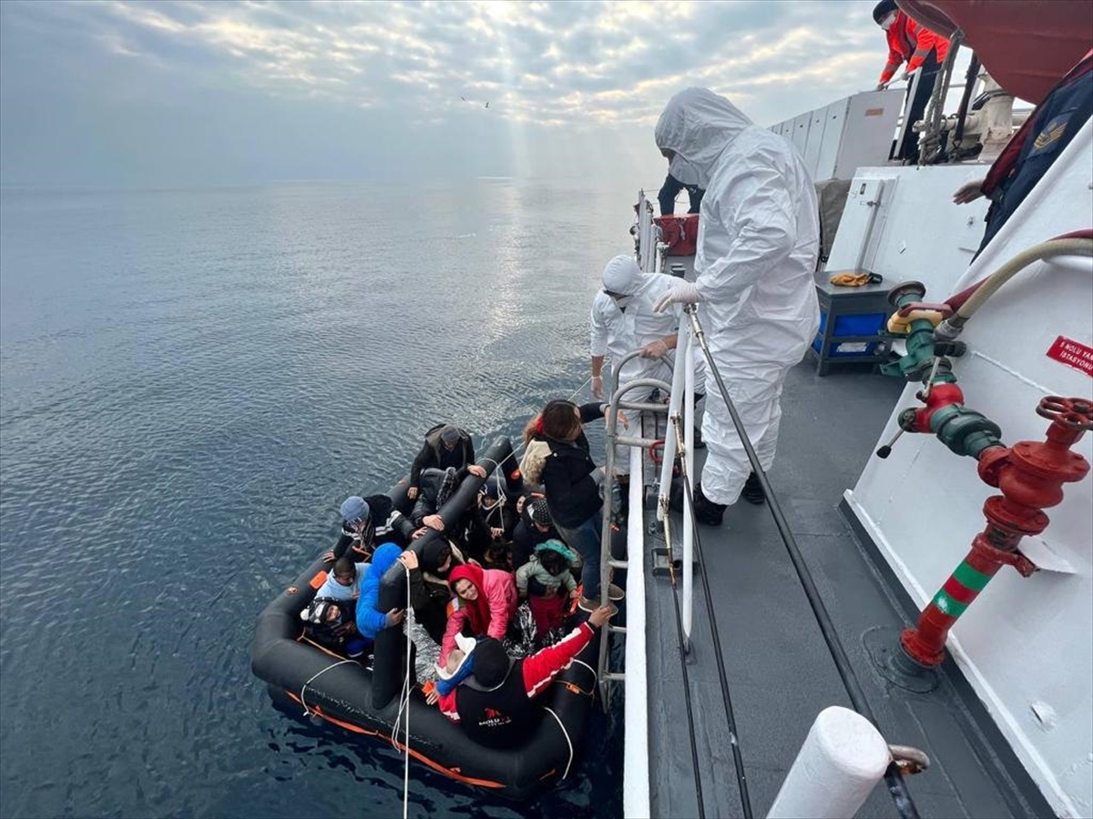İzmir Açıklarında 182 Düzensiz Göçmen Kurtarıldı, 21 Düzensiz Göçmen Yakalandı