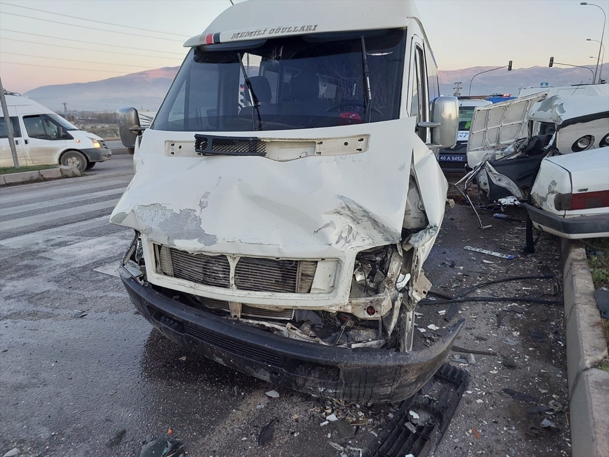 Kahramanmaraş'ta Minibüs İle Otomobilin Çarpıştığı Kazada 2 Kişi Öldü, 4 Kişi Yaralandı