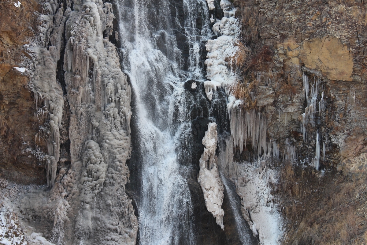 Kars'ta 75 Metreden Akan Susuz Şelalesi Kısmen Dondu