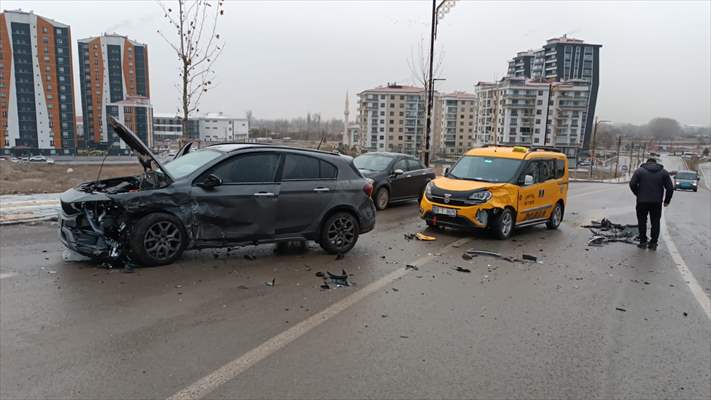 Sivas'ta Zincirleme Trafik Kazasında Biri Polis 4 Kişi Yaralandı