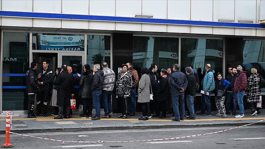 Adana Ve Çevre İllerde EYT'li Vatandaşlar SGK Önlerinde Yoğunluk Oluşturdu 