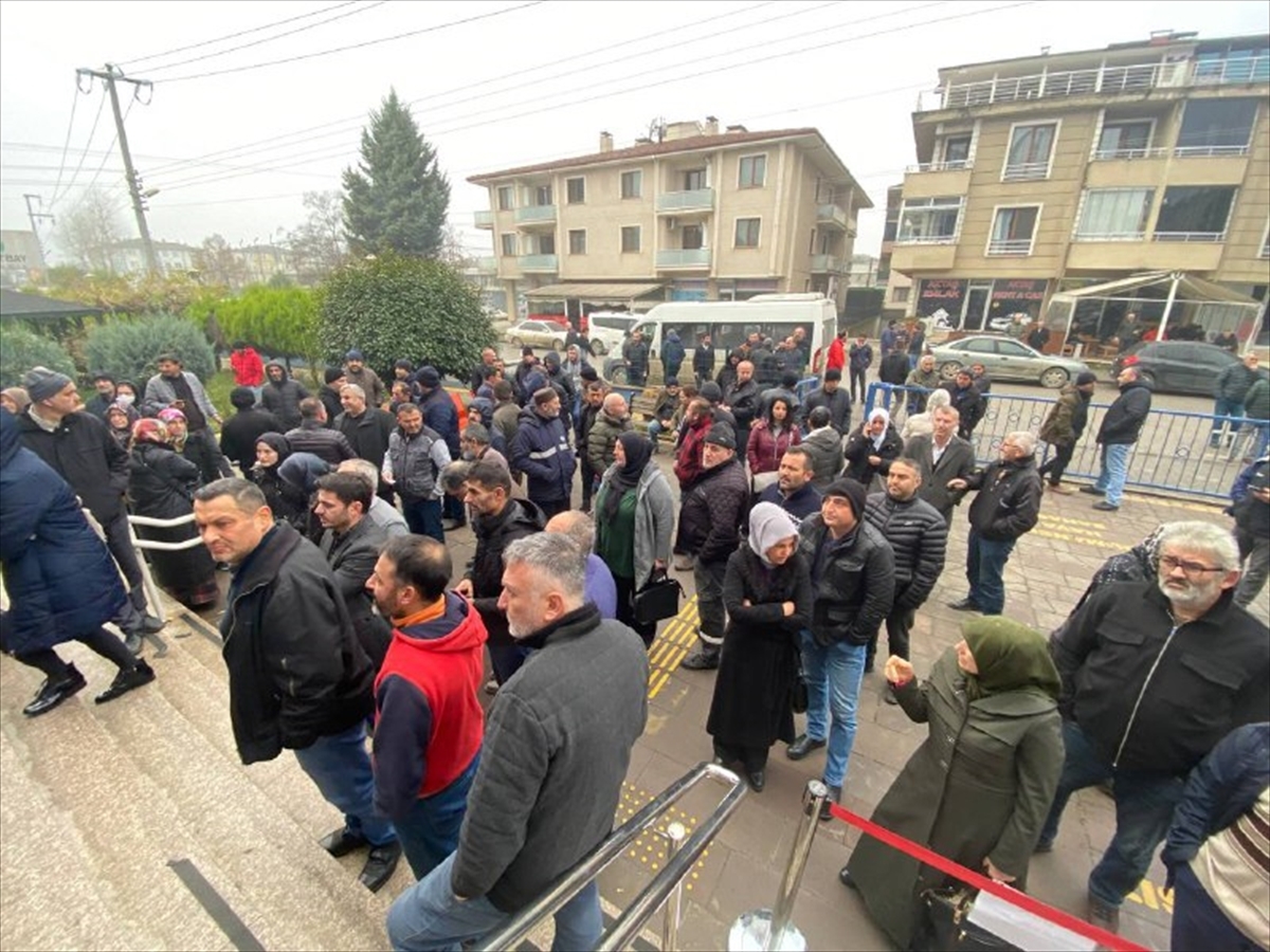 Sakarya Ve Düzce'de EYT'li Vatandaşlar SGK Önünde Yoğunluk Oluşturdu