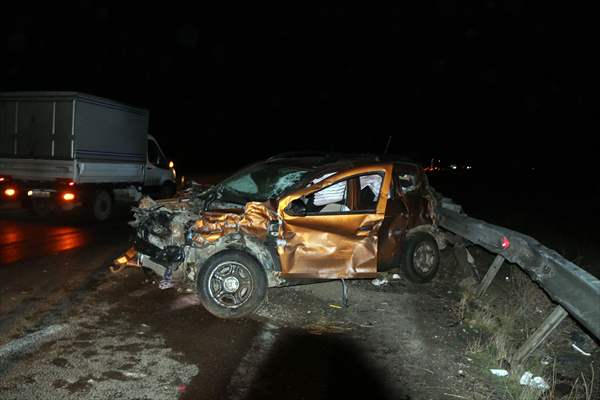 Sivas'ta Tır İle Çarpışan Otomobildeki 2 Kişi Yaralandı