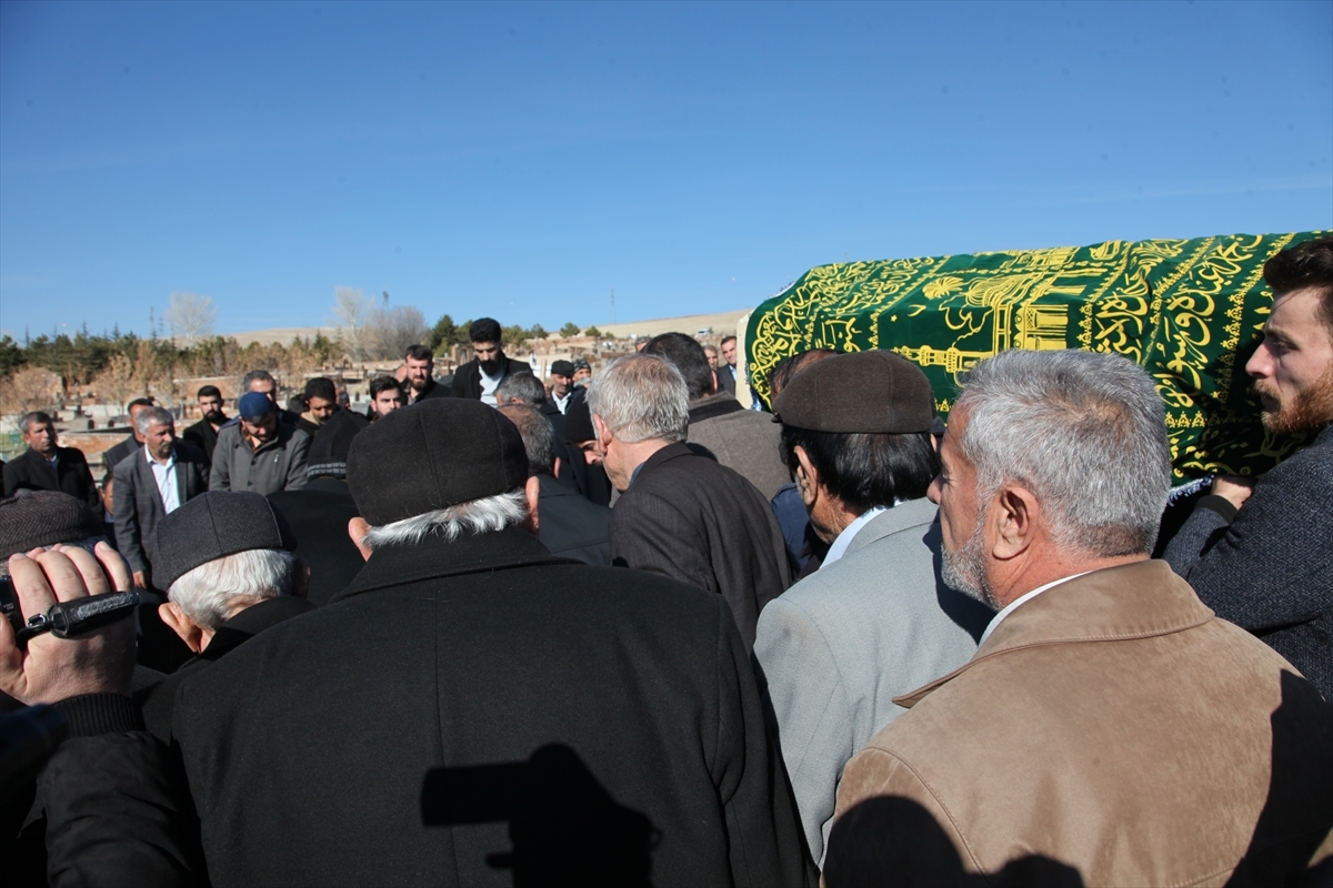 İzmir'deki Vinç Kazasında Ölen Yıldırım Sarı'nın Cenazesi Bitlis'te Defnedildi