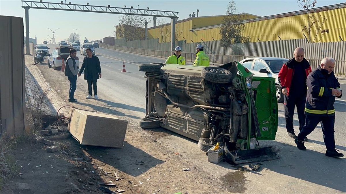 Kocaeli'de Trafoya Çarparak Devrilen Otomobildeki Anne Ve Oğlu Yaralandı
