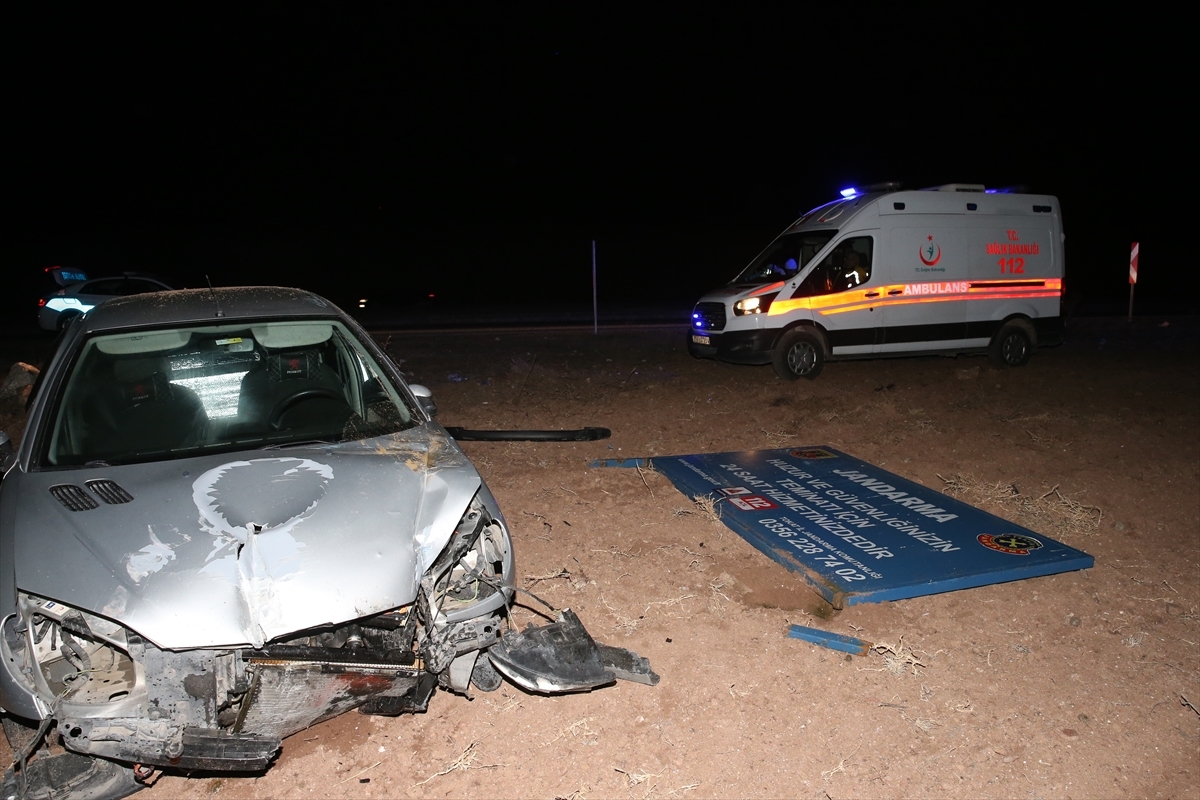Tokat'ta orman tanıtım levhasına çarpan otomobilin sürücüsü yaralandı