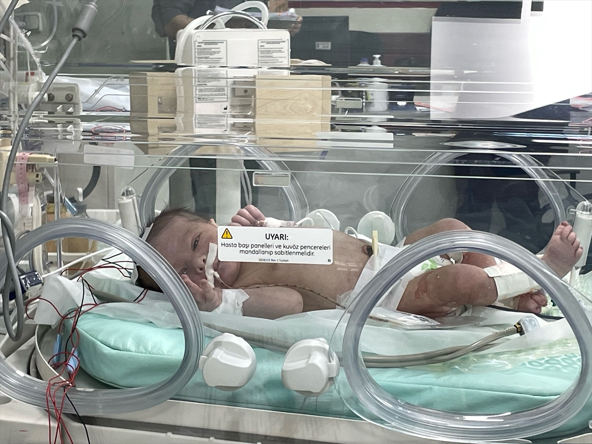 Burdur'da Evin Kapısına Bırakılan Bebeğin Tedavisi Devam Ediyor