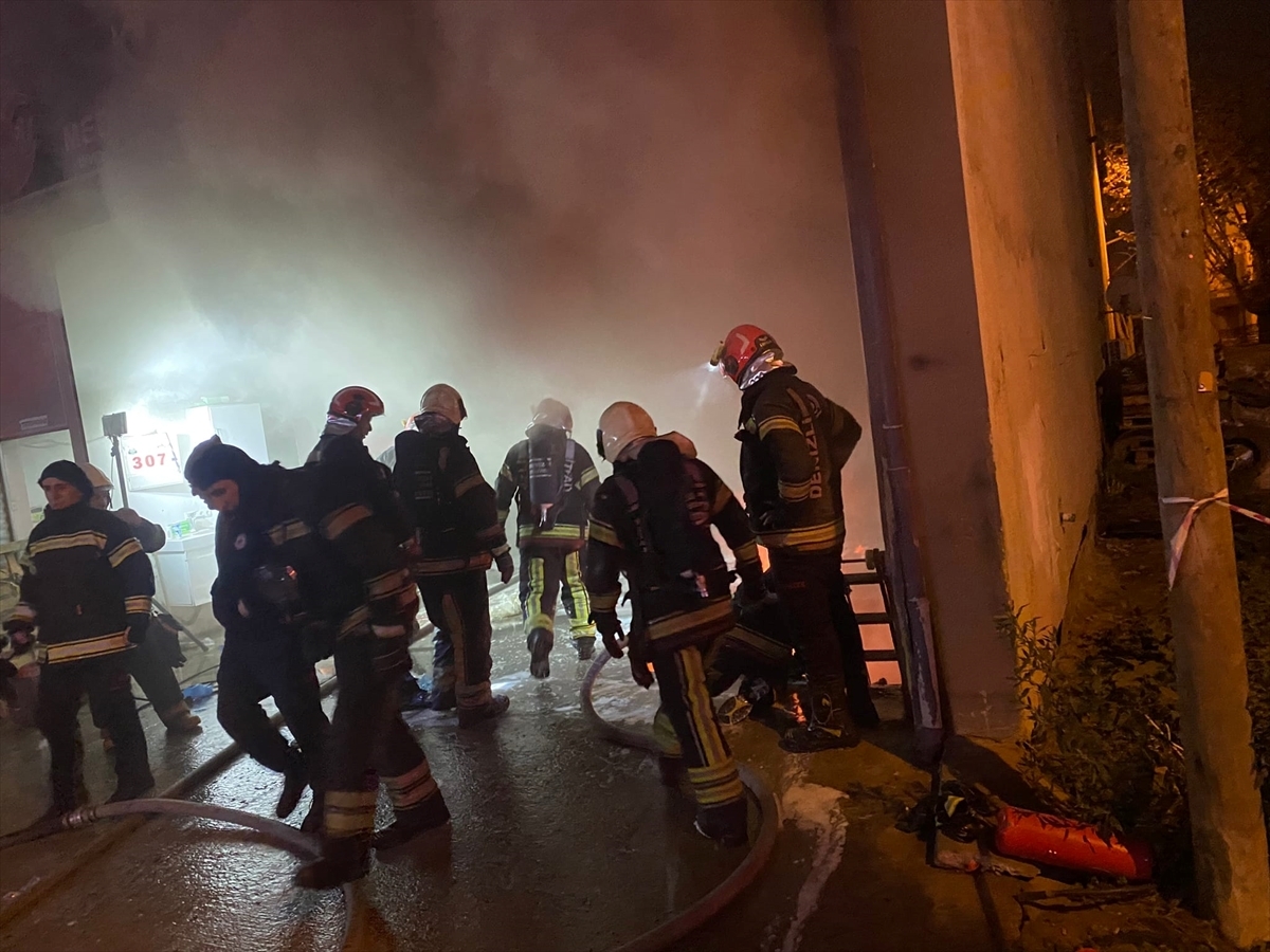 Denizli'de Medikal Malzeme Fabrikasının Deposunda Çıkan Yangın Söndürüldü