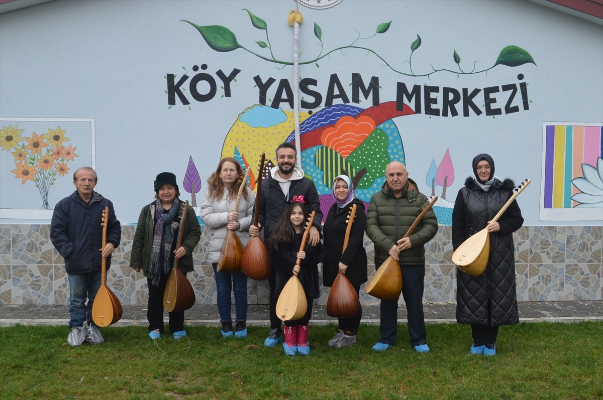 Sakarya'da Kadınlar Köy Yaşam Merkezinde Bağlama Çalmayı Öğreniyor