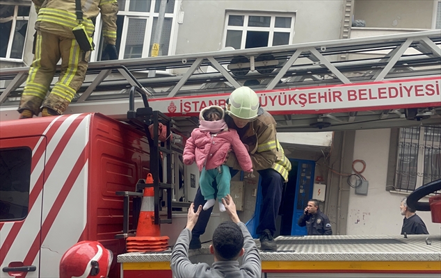 İstanbul’da Apartmanda Çıkan Yangında Mahsur Kalan 10 Kişi Kurtarıldı