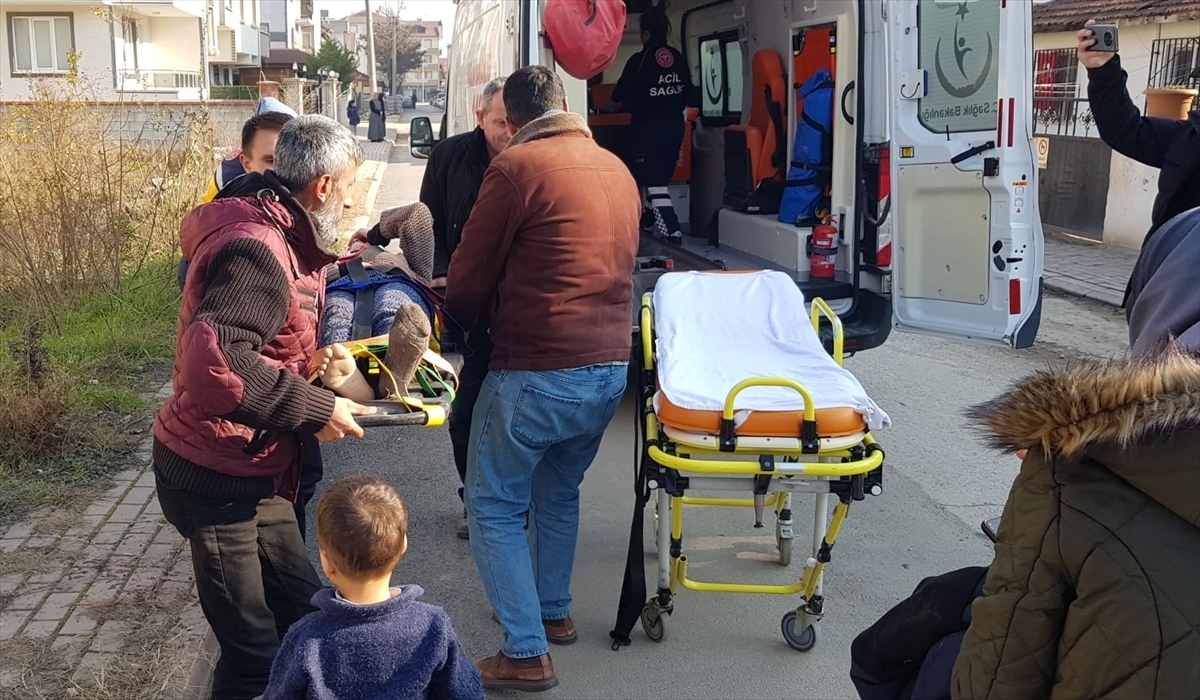 Bursa'da Evine Giren Şüpheliden Kaçarken Balkondan Atlayan Anne İle Çocuğu Yaralandı