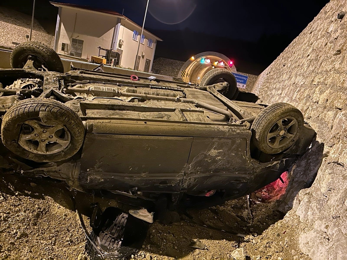 Sinop'ta İstinat Duvarına Çarpıp Devrilen Otomobildeki 2 Kişi Yaralandı