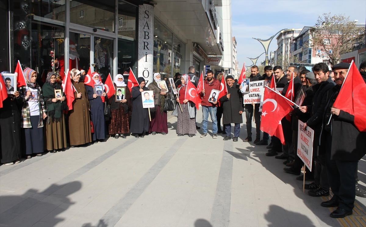 Vanlı Aileler HDP İl Başkanlığı Önündeki Eylemlerini Sürdürdü