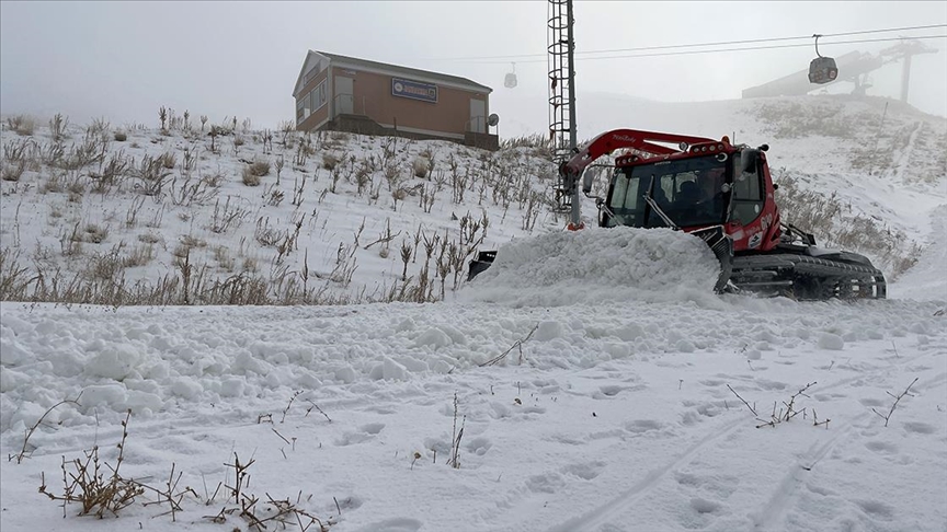 Yüksekova'da Kar Ulaşımı Ekiliyor