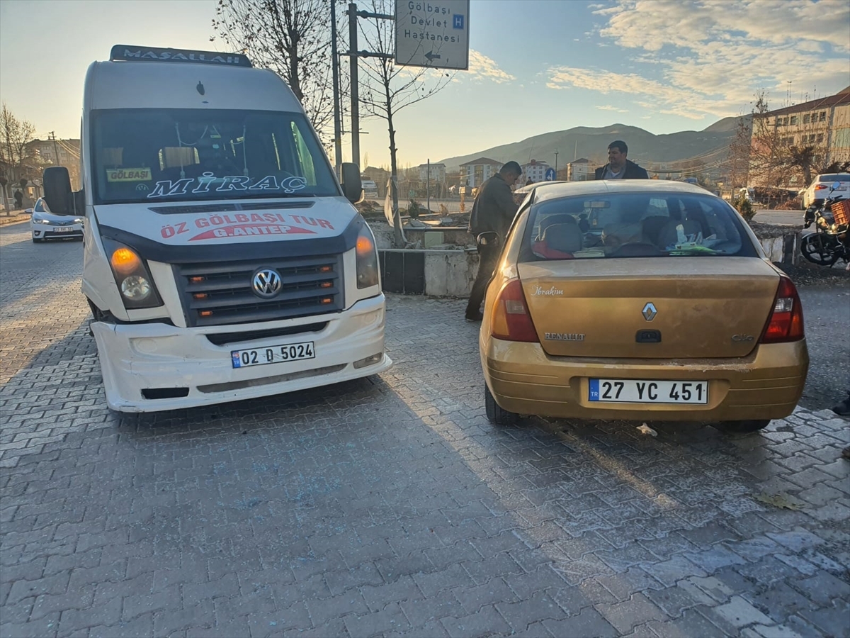 Adıyaman'da Yolcu Minibüsü İle Otomobilin Çarpışması Sonucu 3 Kişi Yaralandı