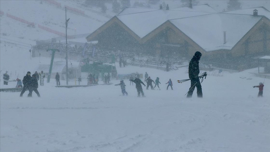 Kartalkaya'da Kar Yağışı Aralıklarla Devam Ediyor