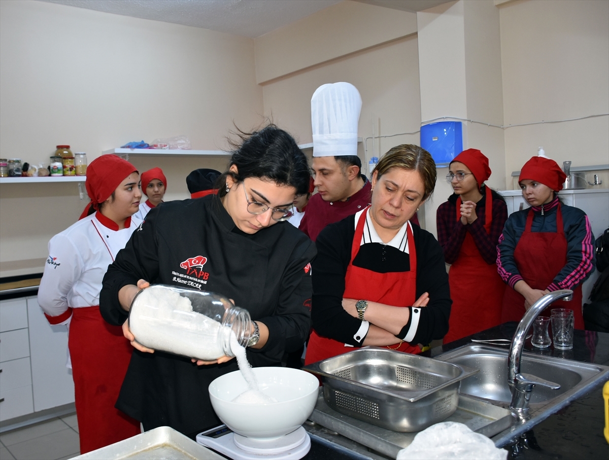 Kırıkkale'de Meslek Lisesi Öğrencileri Engelli Akranlarıyla Yemek Yaptı