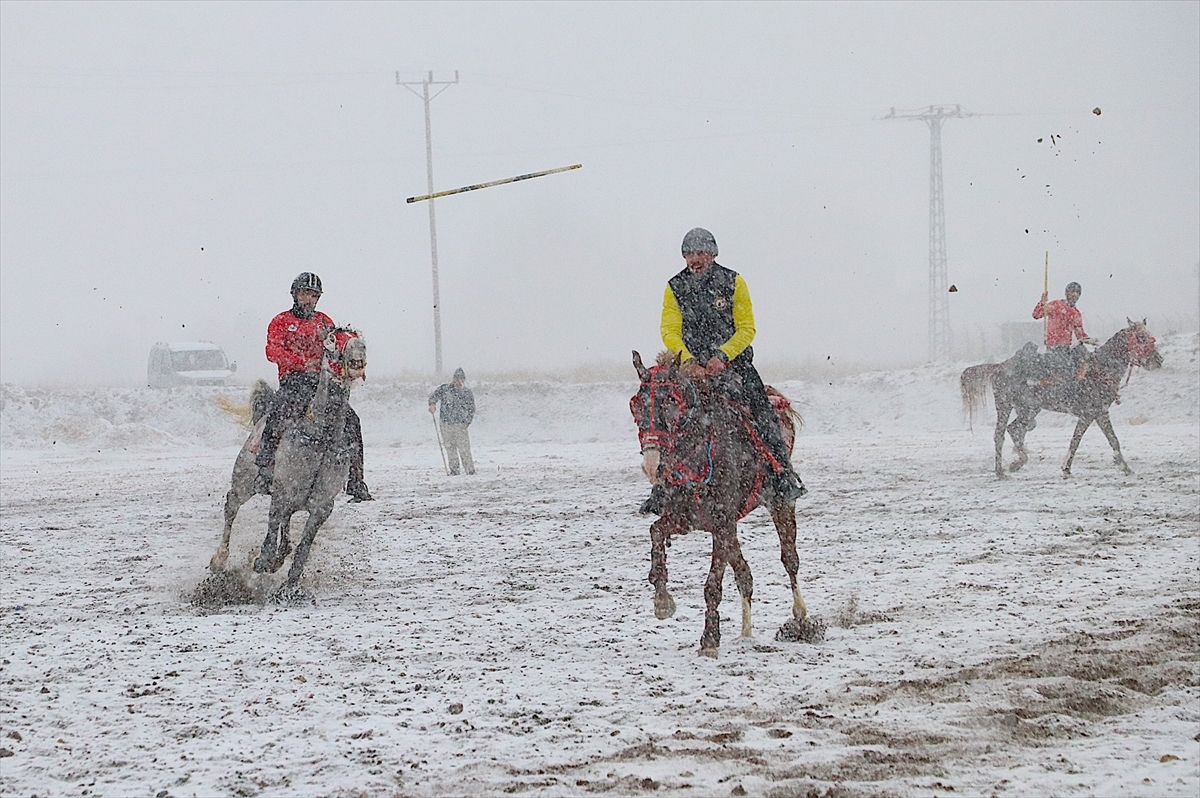 Bayburt'ta Ciritçiler Kar Altında Gösteri Yaptı 