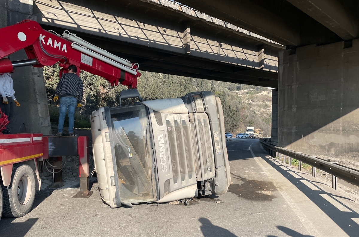 Kocaeli'de Devrilen Tır Nedeniyle D-100'ün İstanbul Yönü Ulaşıma Kapandı