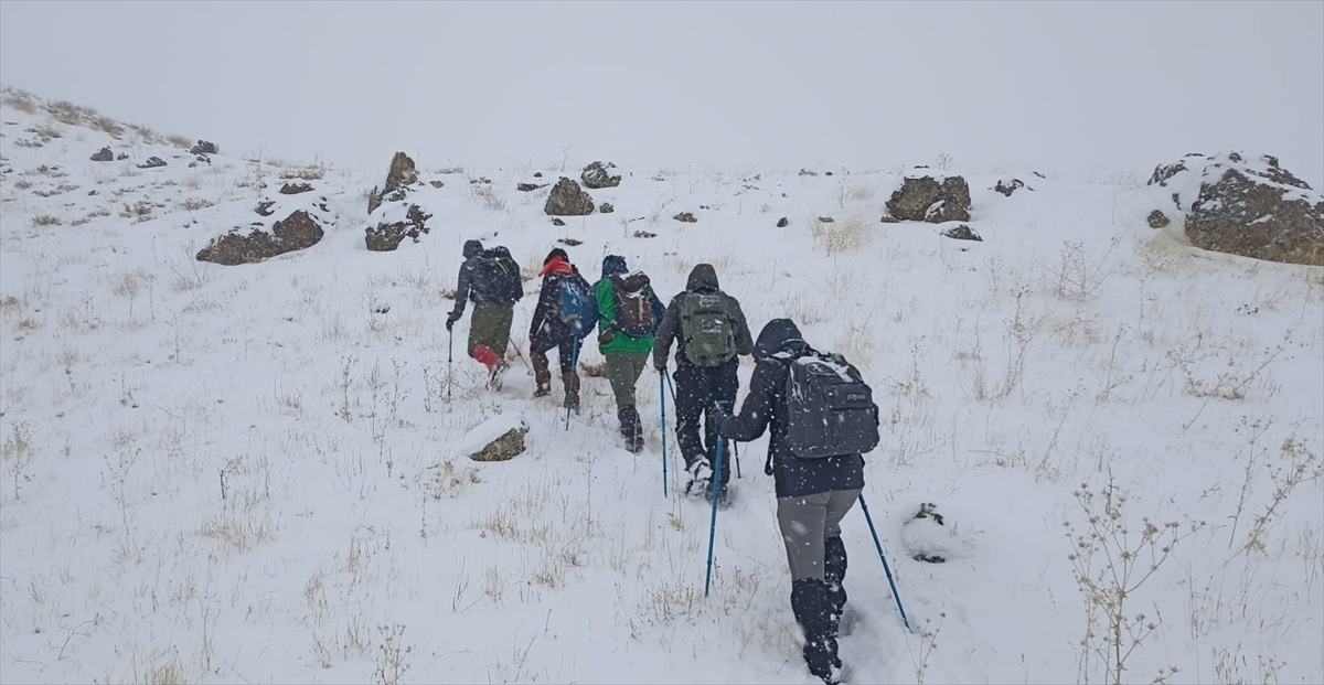 Vanlı Dağcılar Sarıkamış Şehitleri İçin Kevenli Dağı'na Tırmandı