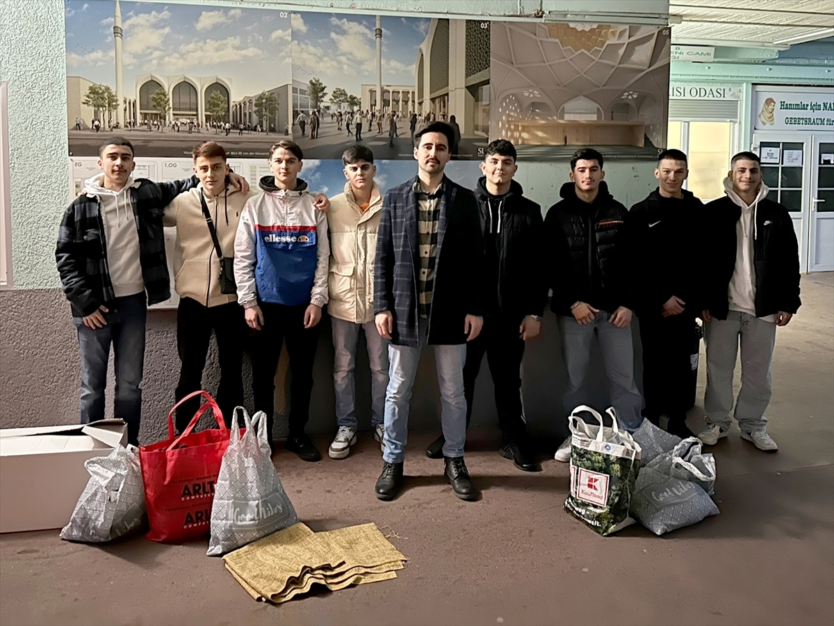 Almanya'da Yaşayan Türk Gençlerinden Sokakta Yaşayanlara Battaniye Ve Gıda Yardımı