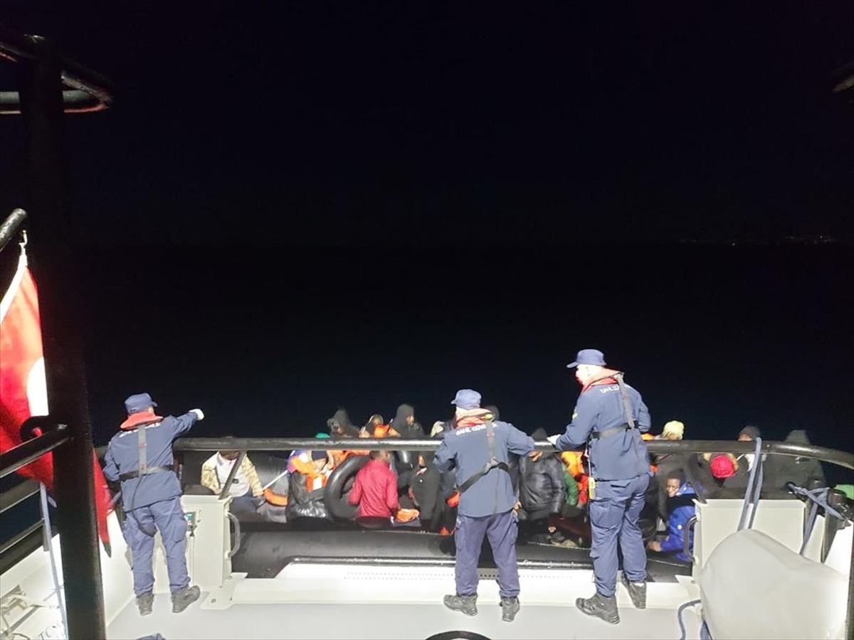 İzmir Açıklarında 33 Düzensiz Göçmen Kurtarıldı, 89 Göçmen Yakalandı