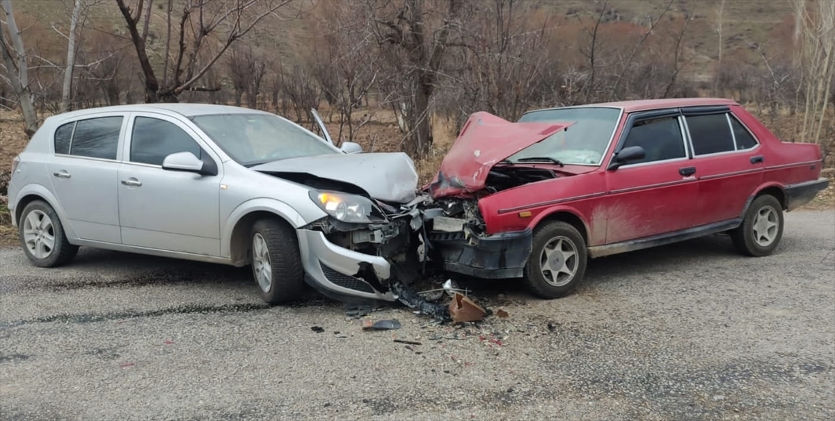 Afyonkarahisar'da 2 Otomobilin Çarpıştığı Kazada 5 Kişi Yaralandı