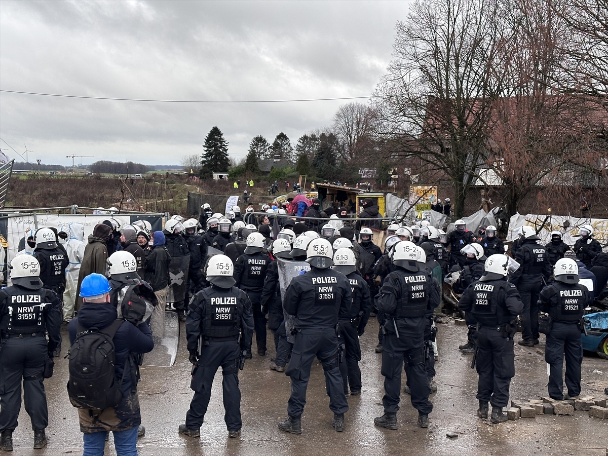 Almanya'da Polis Çevre Aktivistlerini Maden Köyünden Tahliye Etmeye Hazırlanıyor