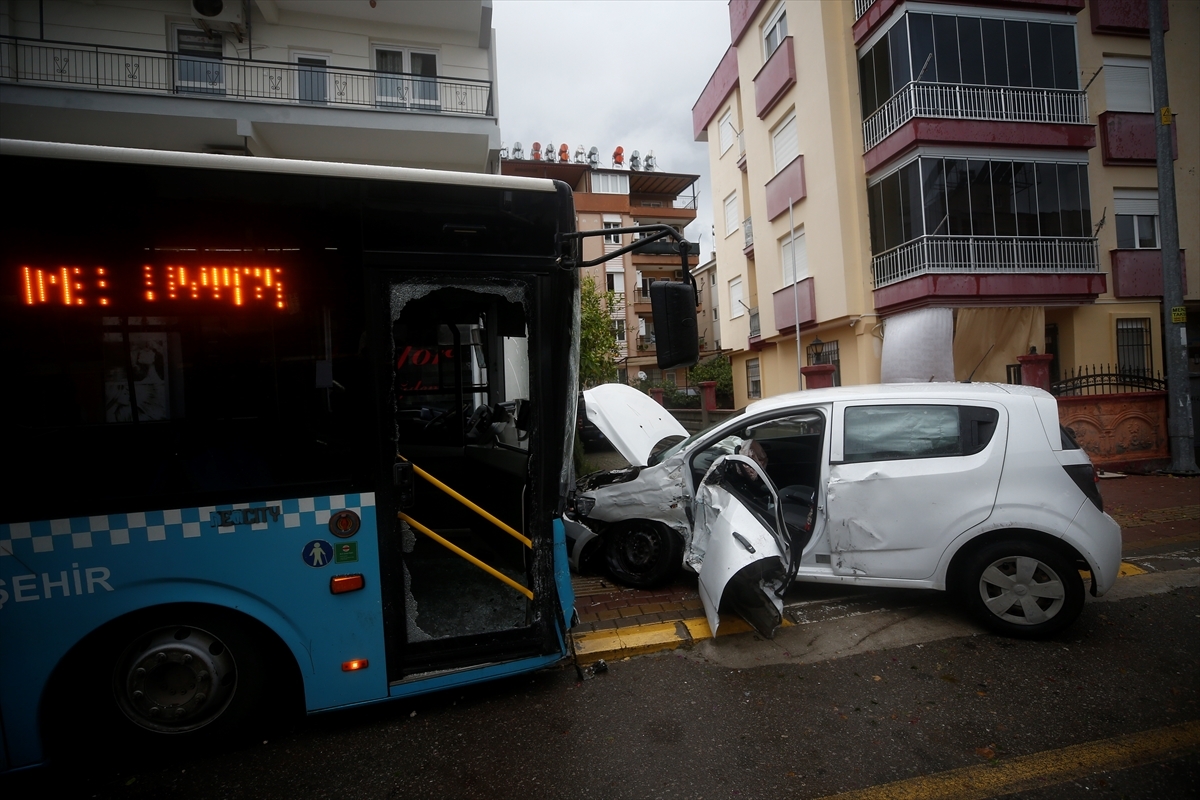 Antalya'da Otobüsle Çarpışan Otomobilin Sürücüsü Yaralandı