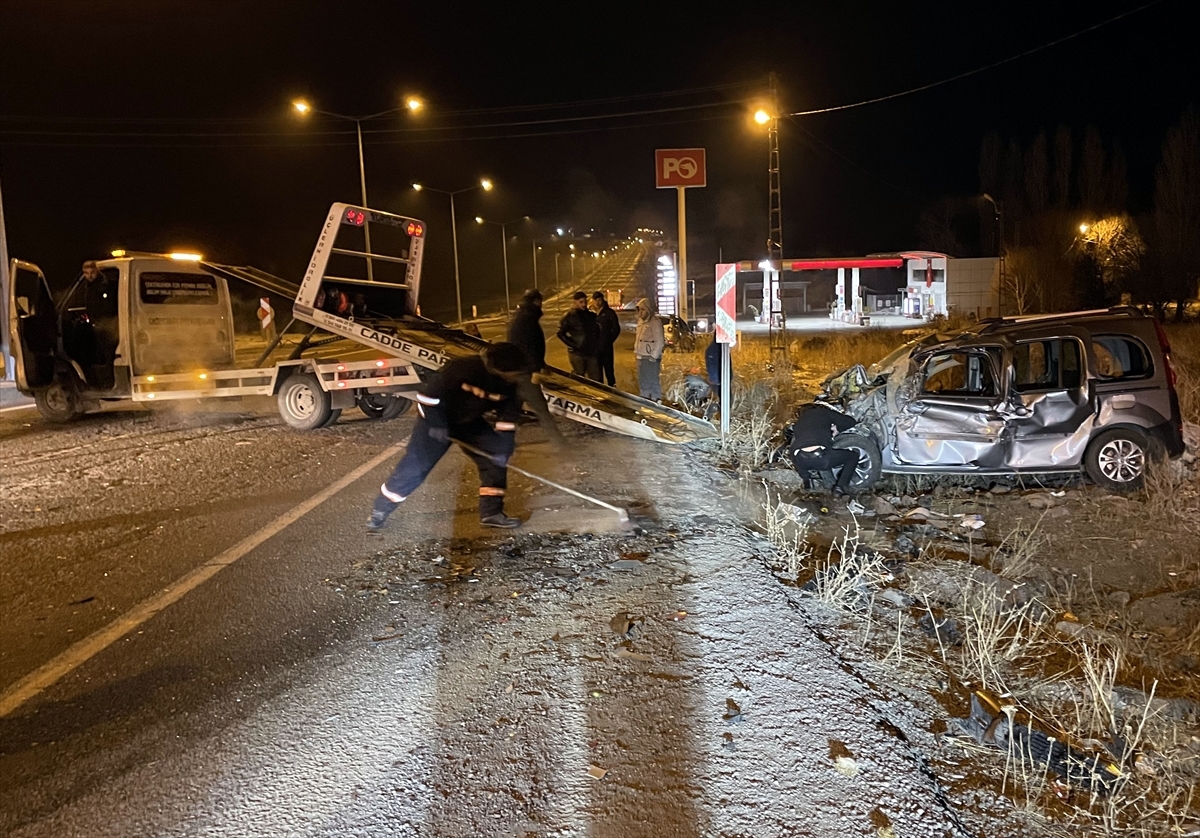 Ardahan'da Otomobil İle Kamyonetin Karıştığı Kazada 1 Kişi Yaralandı