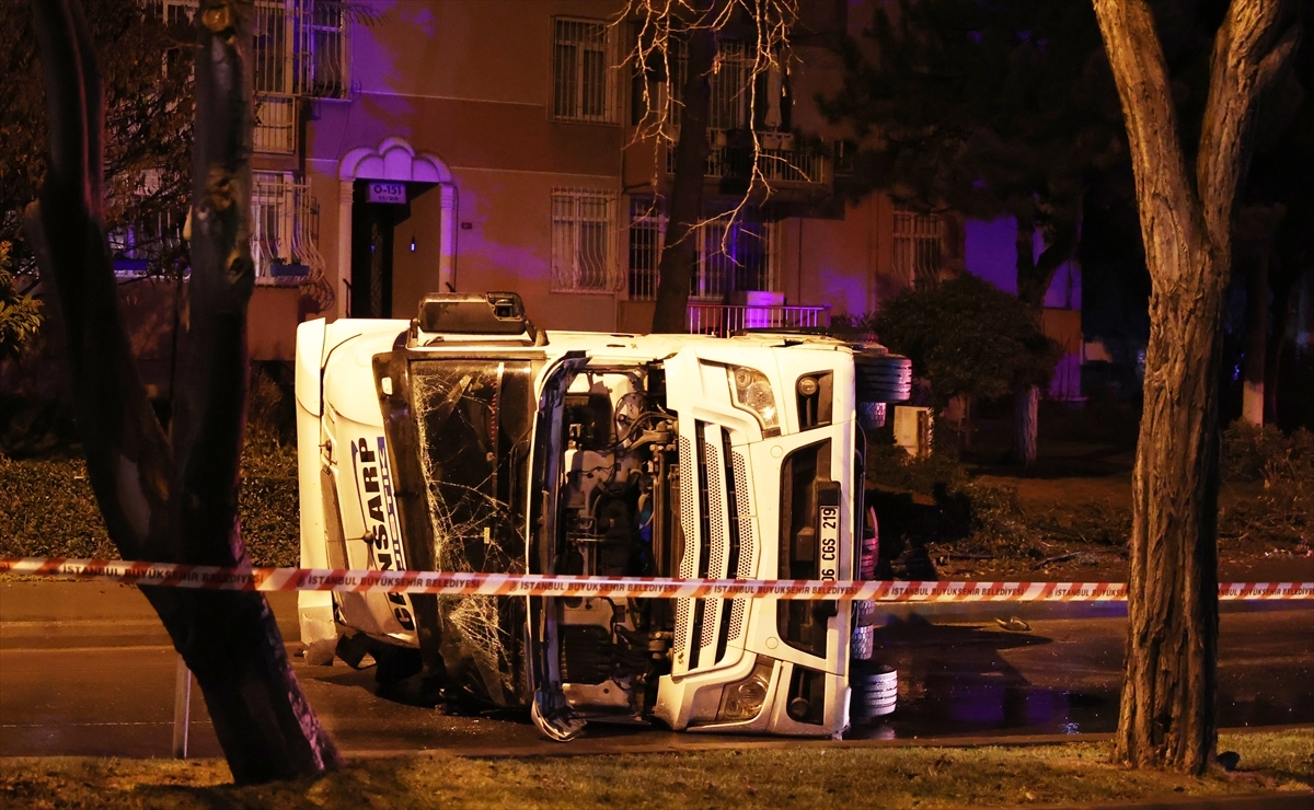 Bakırköy'de Devrilen Tankerin Sürücüsü Yaralandı